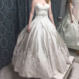 Wedding dress in mint condition!!!
